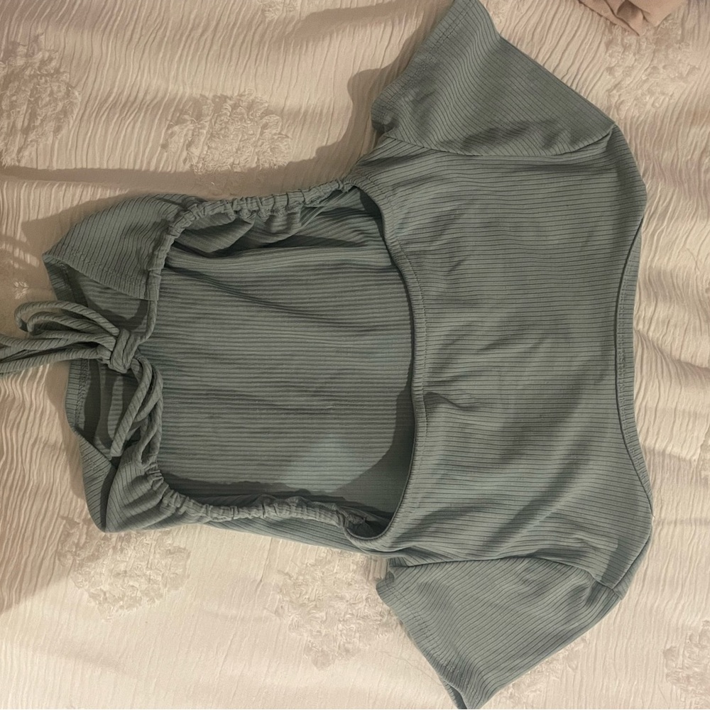 Bijou Apparel Open Back Top; Size Small